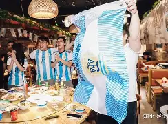 九州-关于巴塞罗那球员集体庆祝进球，展现团队合作精神的信息